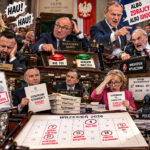 Ilustracja do artykułu: HAU, HAU, ZDRAJCY, POMYLONE PRZYCISKI I WYŁĄCZONY MIKROFON. WRZESIEŃ 2026 W POLSKIEJ POLITYCE
